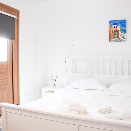 Cozy Budget Apartments In The Heart Of Fira Екстериор снимка