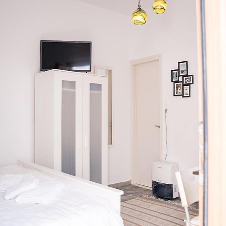 Cozy Budget Apartments In The Heart Of Fira Екстериор снимка