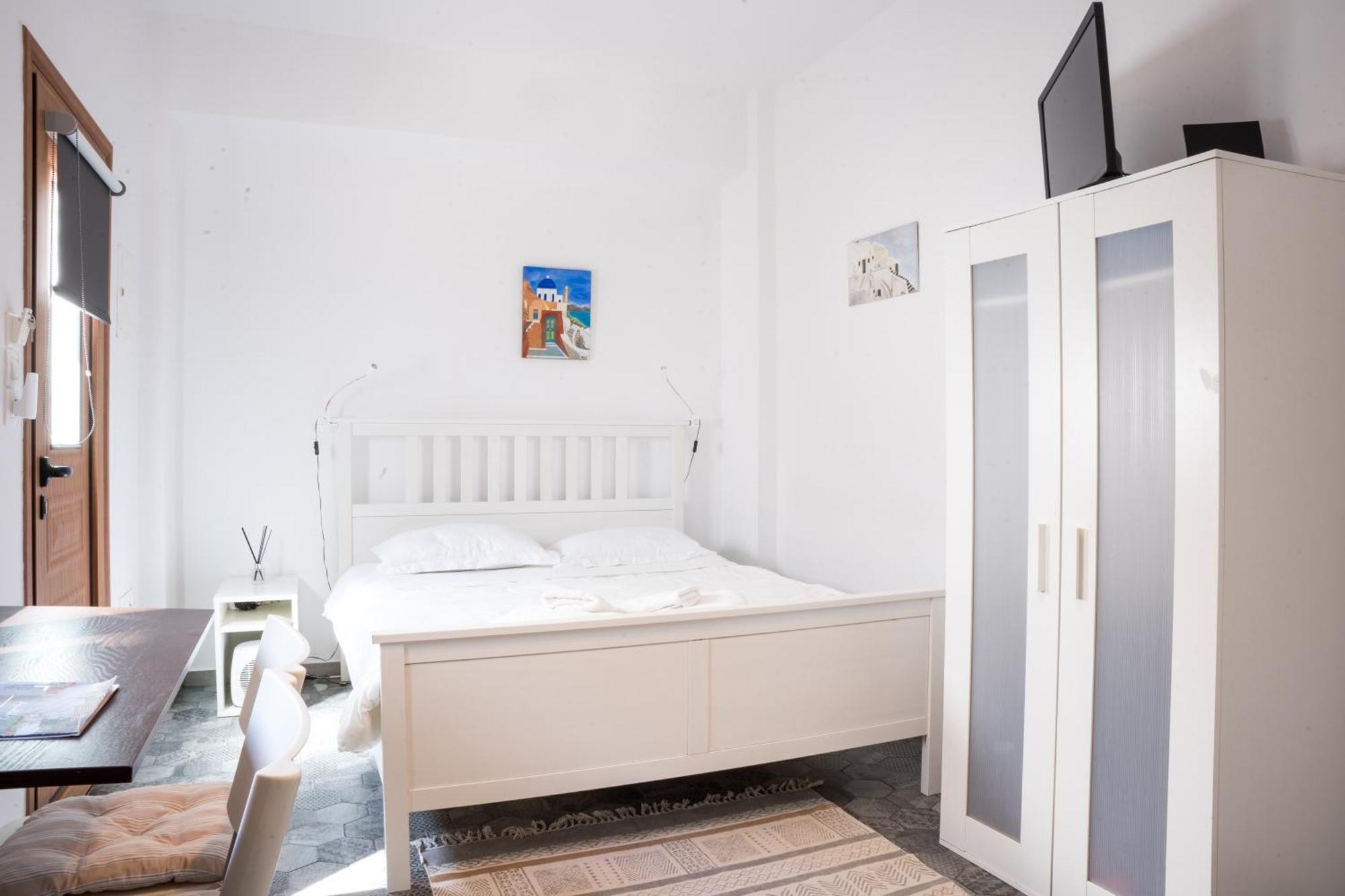 Cozy Budget Apartments In The Heart Of Fira Екстериор снимка
