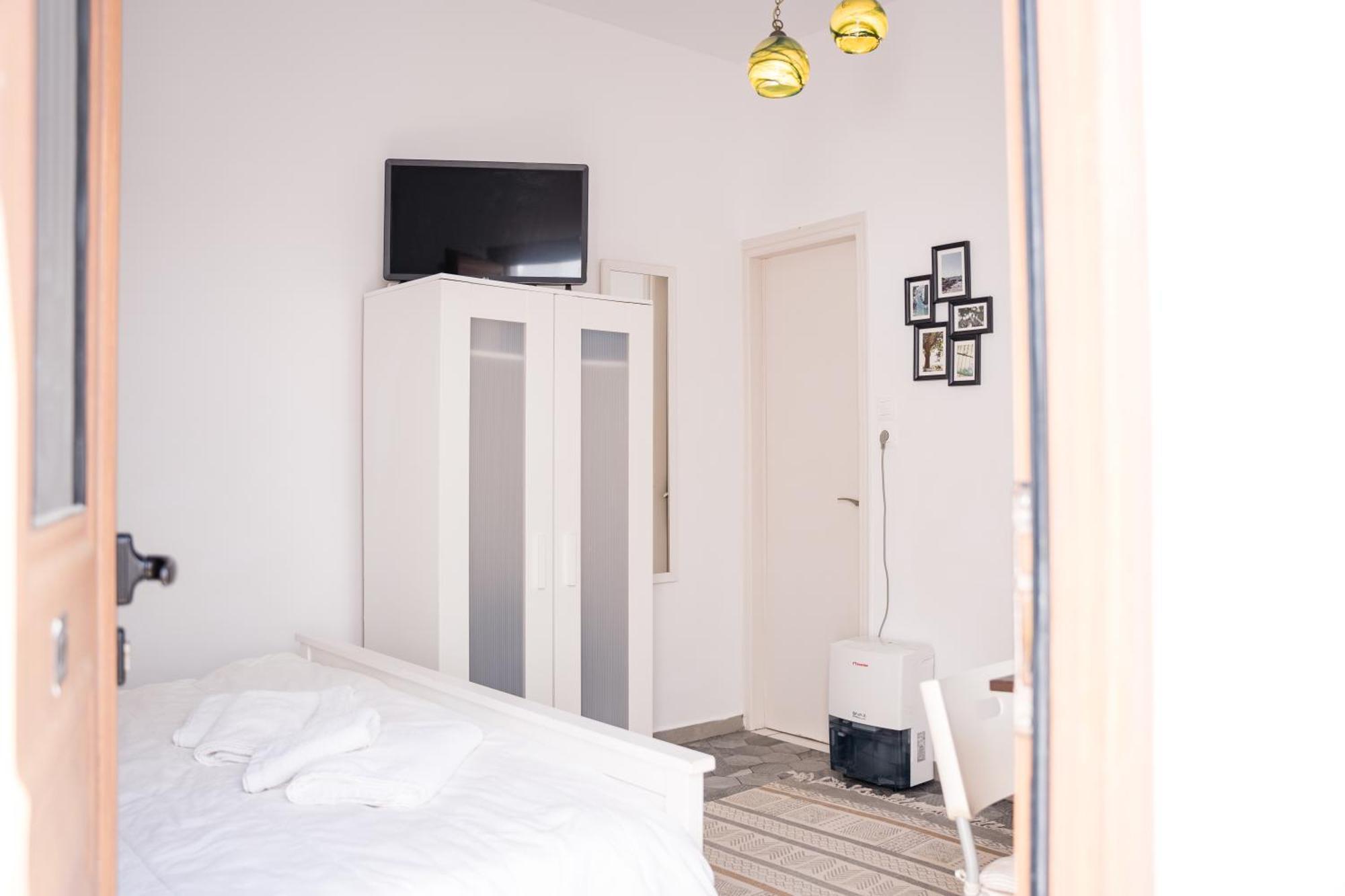 Cozy Budget Apartments In The Heart Of Fira Екстериор снимка