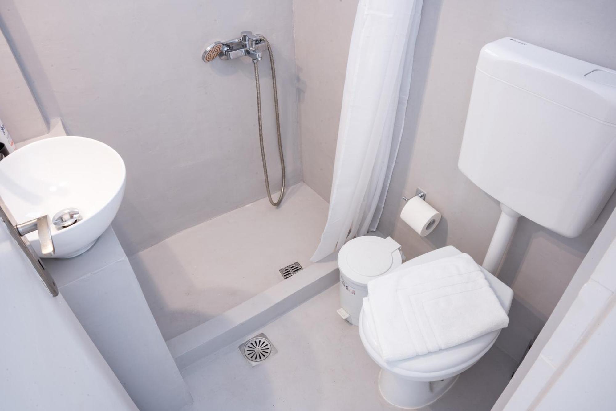 Cozy Budget Apartments In The Heart Of Fira Екстериор снимка