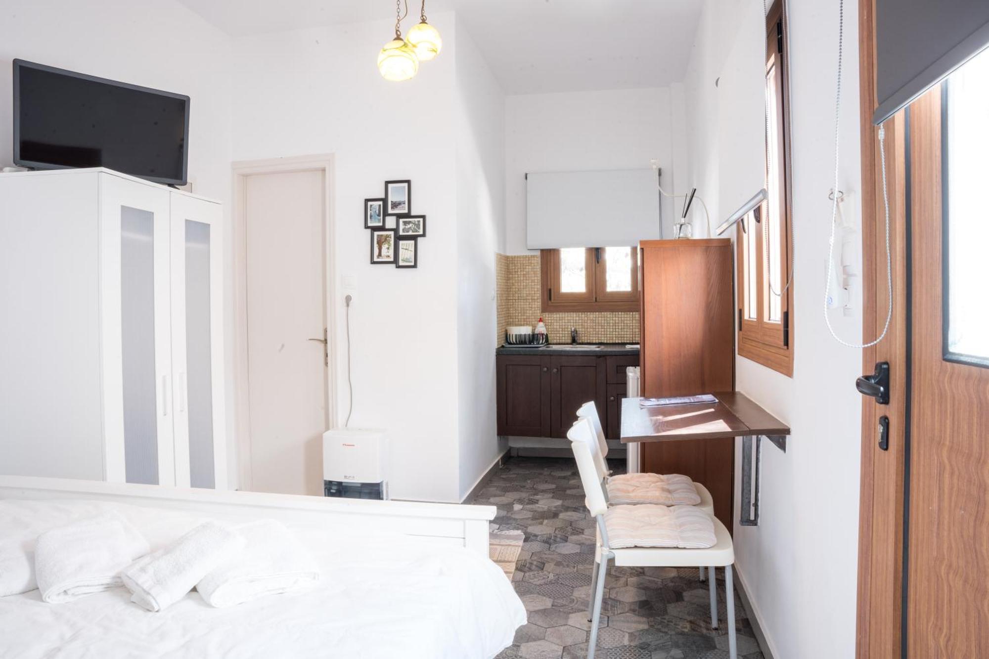 Cozy Budget Apartments In The Heart Of Fira Екстериор снимка