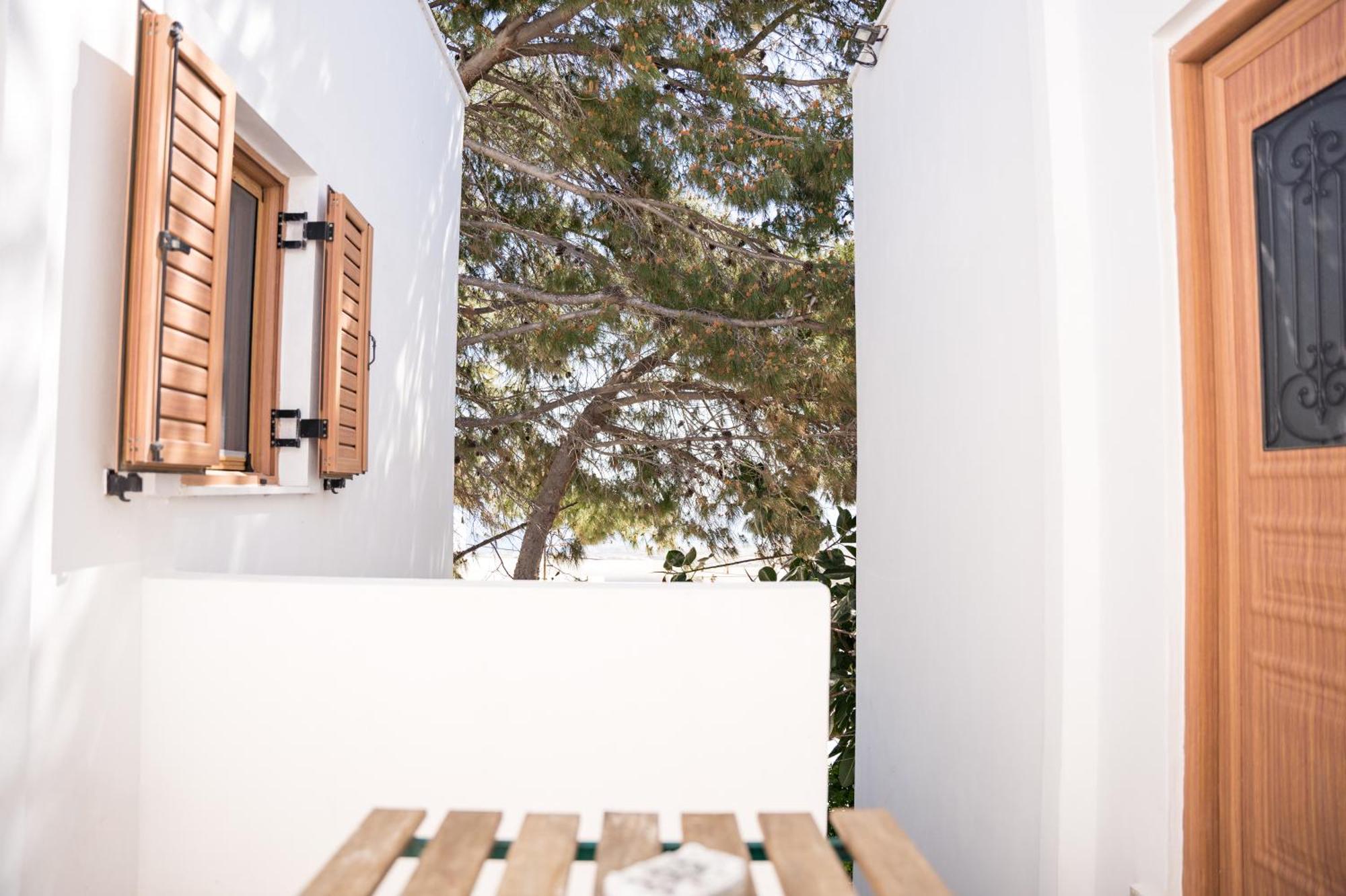Cozy Budget Apartments In The Heart Of Fira Екстериор снимка