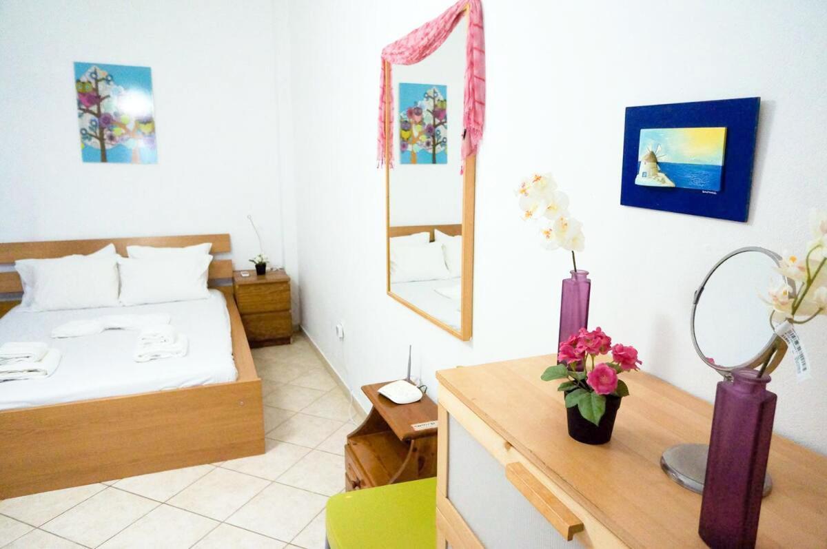 Cozy Budget Apartments In The Heart Of Fira Екстериор снимка