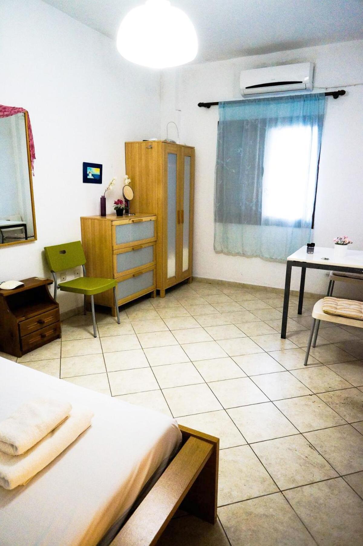 Cozy Budget Apartments In The Heart Of Fira Екстериор снимка